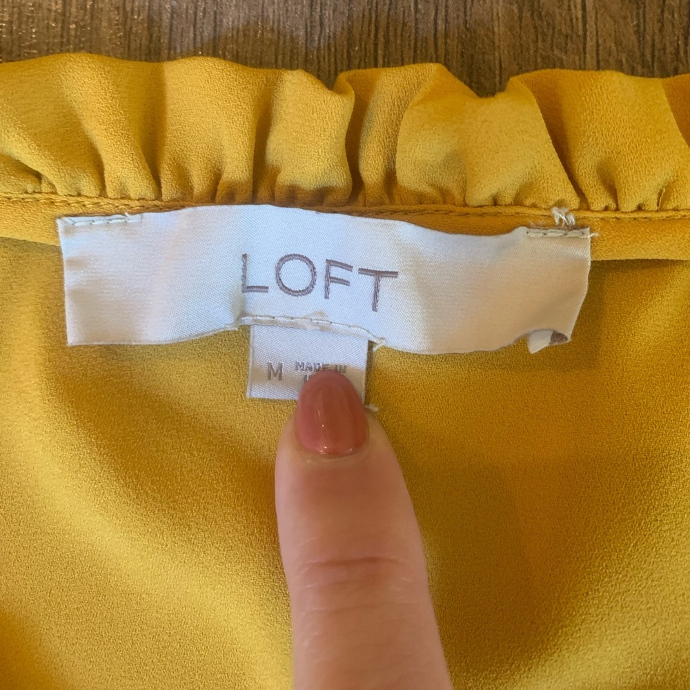 💕 Loft- Lace Shoulder Ruffle Blouse (M) - Picture 4 of 7
